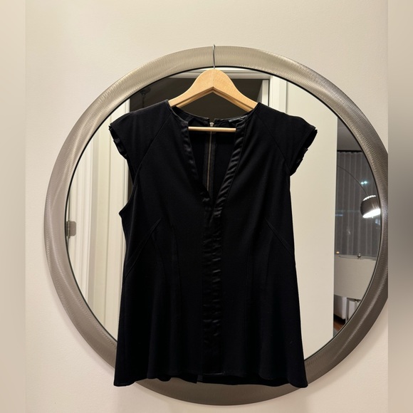 Fitted Sleeveless Zipped Top - Picture 8 of 8